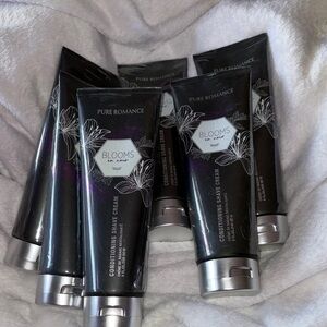 Pure Romance Blooms en noir Shave Cream